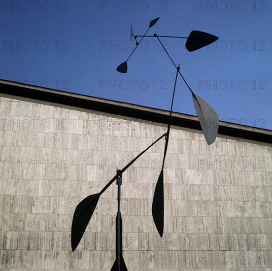 CALDER ALEXANDER 1898/1976
EXTERIOR-ESCULTURA EN LOS JARDINES DE CALDER
PARIS,