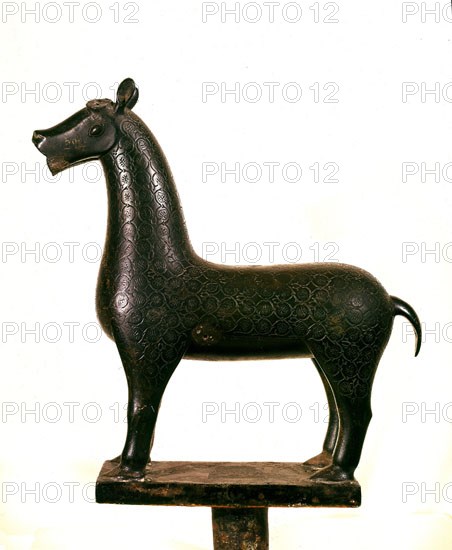 BRONCE DE ANIMAL DECORADO CON ARABESCOS VEGETALES - S X
CORDOBA, MUSEO