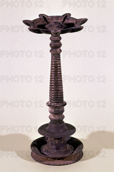 ARTE IRANI-LAMPADARIO DE BRONCE FUNDIDO
MADRID, MUSEO ARQUEOLOGICO MUNICIPAL
MADRID