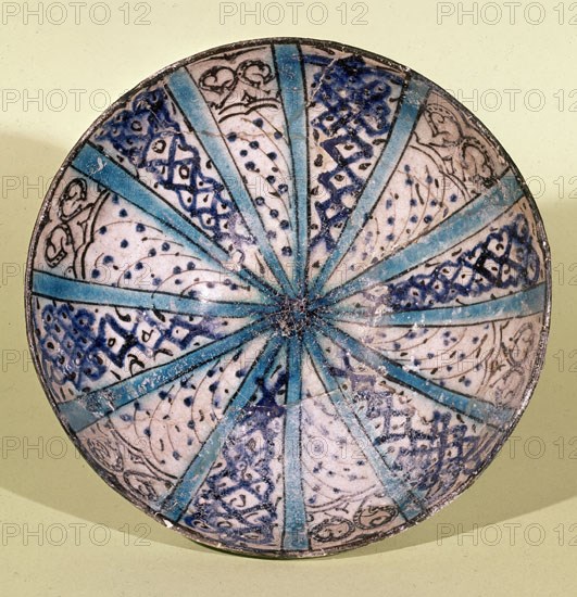 CERAMICA IRANI-SOLERO DE PIE EN BARRO BLANCO
MADRID, MUSEO ARQUEOLOGICO MUNICIPAL
MADRID
