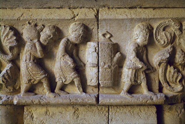 CLAUSTRO ROMANICO-DET CAPITEL-CONSTRUCCION DE TEMPLO:OBREROS TRANSPORTAN BARRIL
GERONA,
