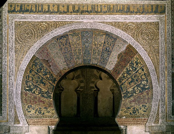 FRENTE DEL MIHRAB-ARCO DE HERRADURA CON MOSAICOS-DECORACION VEGETAL EN LAS DOVELAS-S