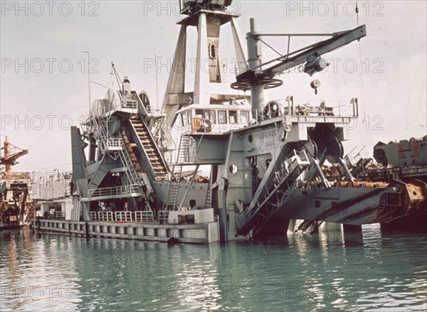 ASTILLEROS - DRAGA EN EL MUELLE DE ARMAMENTO
CADIZ, EXTERIOR
CADIZ