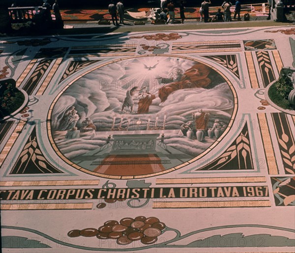 ALFOMBRA DE TIERRAS DE COLORES PARA EL DIA DEL CORPUS 1967
OROTAVA LA, EXTERIOR
TENERIFE

This