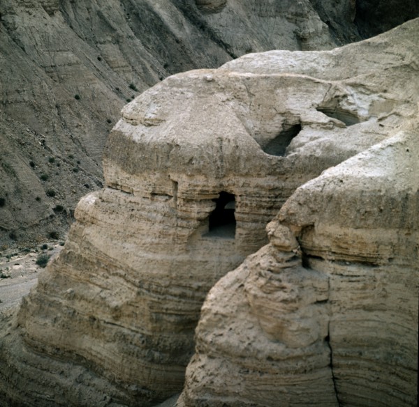 Une des grottes de Qumrân en Israël