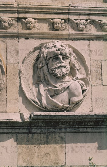 JUNI JUAN DE 1507/77
EXTERIOR FACHADA DEL HOSTAL-DETALLE DE HERCULES
LEON, HOSTAL/CONVENTO DE SAN