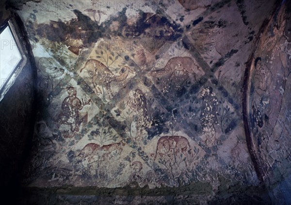 PINTURA MURAL EN LA SALA DE BAÑOS DECORADA CON RED DE ROMBOS Y ANIMALES - S VIII - OMEYA
QUSEIR