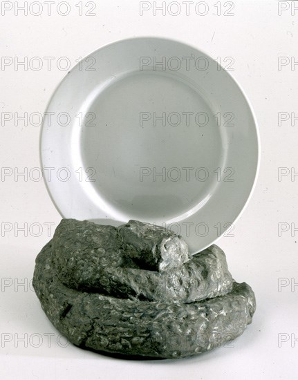 TAPIES ANTONI 1923-
SERPIENTE Y PLATO 1996- MATERIALES BRONCE Y