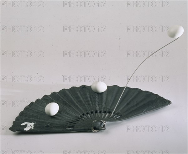 TAPIES ANTONI 1923-
ABANICO Y HUEVOS-1996- BROCE Y ENSAMBLAJE-184x540x292MM
BARCELONA, FUNDACION