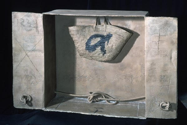 TAPIES ANTONI 1923-
CAJA CON CESTILLA-1999-PINTURA SOBRE BRONCE-83x131X42CM
BARCELONA, FUNDACION