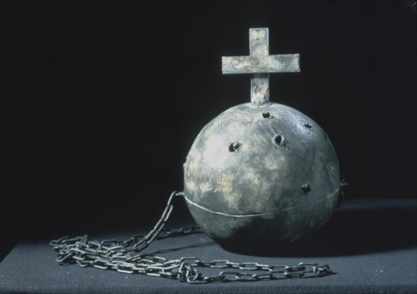 TAPIES ANTONI 1923-
ESFERA Y CADENA 1999- BRONCE Y ENSAMBLAJE-275x190x200MM
BARCELONA, FUNDACION