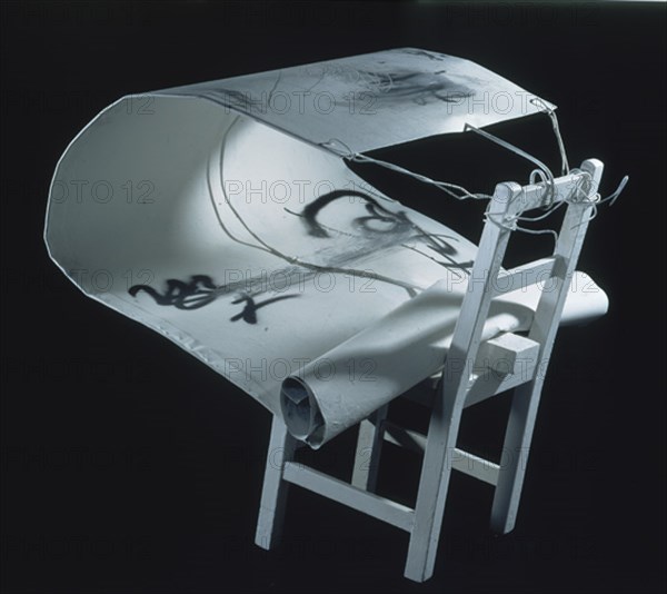 TAPIES ANTONI 1923-
ENSAMBLAJE DE LA CADIRA-PINTURA OBJETO ENSAMBLADO Y PLANCHA DE