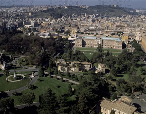 PALACIO DEL GOBERNADOR VISTO DESDE LA CUPULA DE SAN PEDRO
VATICANO, EXTERIOR
VATICANO

This