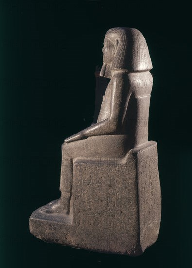 ESTATUA DE UN VISIR. XII DINASTIA. PROCEDE DE KARNAK. GRANITO GRIS. 115 CMS ALTURA.
CAIRO, MUSEO