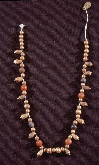 COLLAR DE ORO Y PIEDRAS DE COLORES - IMPERIO MEDIO
CAIRO, MUSEO EGIPCIO
EGIPTO

This image is