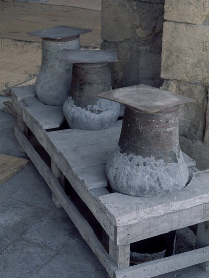 RECIPIENTES PARA AGUA DE LAS ABLUCIONES DE LA MEZQUITA
CAIRO, EXTERIOR
EGIPTO

This image is