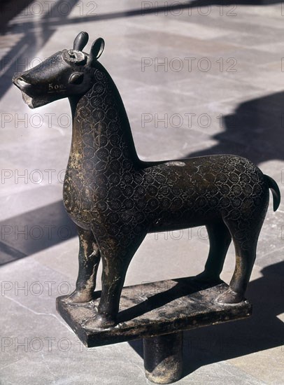 BRONCE DE ANIMAL DECORADO CON ARABESCOS VEGETALES - S X
CORDOBA, MUSEO