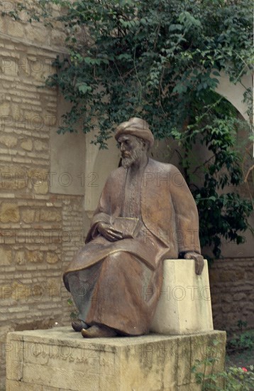 MONUMENTO A MOISES BEN MAIMON (1135-1204) MAIMONIDES
CORDOBA, EXTERIOR
CORDOBA