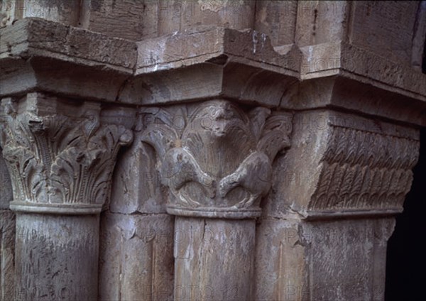 ENTRADA A LA SALA CAPITULAR-CAPITEL CON DECORAC DE ANIMALES Y VEGETALES
CARRACEDO, MONASTERIO DE