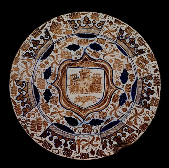 PLATO DE MANISES S XVI-DECORADO CON HELECHOS CORONAS Y HOJAS
MADRID, INSTITUTO VALENCIA DE DON