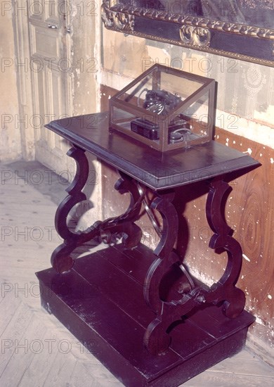 COVARRUBIAS ALONSO 1488/1570
TELEFONO POR EL QUE HABLO EL GRAL MOSCARDO CON SU HIJO
TOLEDO,