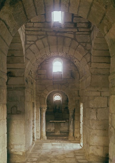 INTERIOR VISIGODO- ARCOS ENJARJADOS. SOBRE LA CAPILLA MAYOR PEQUEÑA CAMARA
BANDE, IGLESIA DE SANTA