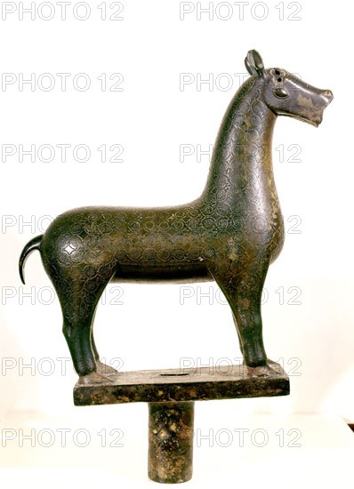 BRONCE DE ANIMAL DECORADO CON ARABESCOS VEGETALES - S X
CORDOBA, MUSEO