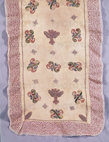 CHAL DE LA BEATA MARIA DE JESUS - GAMUZA BORDADA Y REMATE DE ENCAJE DE BOLILLOS
TOLEDO, CONVENTO