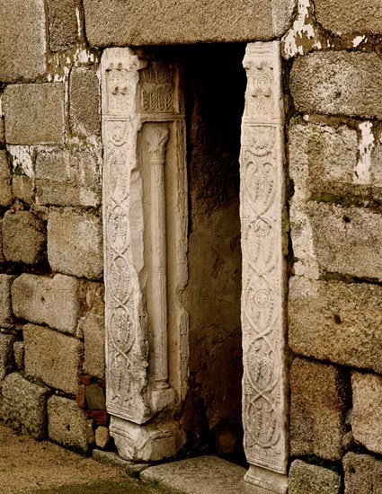 ENTRADA AL ALJIBE ARABE-CONSTRUIDO CON PIEDRAS VISIGODAS
MERIDA, ALCAZABA
BADAJOZ

This image