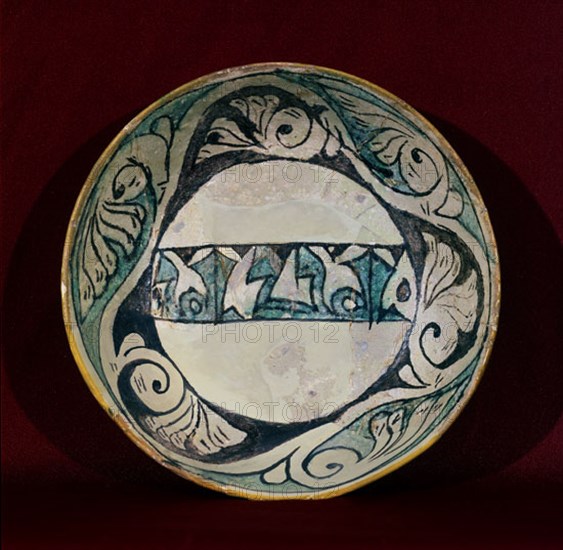 PLATO CALIFAL EN VERDE Y MANGANESO CON PALMETAS E INSCRIPCION CUFICA-S X
MADRID, MUSEO