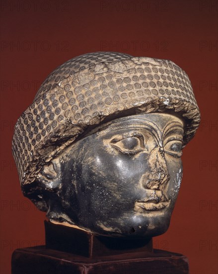 *CABEZA DE GUDEA (S III AC) ARTE NEO-SUMERICO
PARIS, MUSEO LOUVRE-INTERIOR
FRANCIA

This image