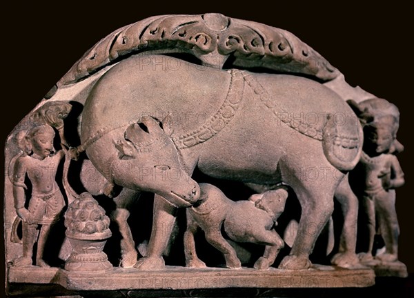 *ESCULTURA HINDU DE VACA CON BECERRO
LONDRES, MUSEO VICTORIA ALBERTO
INGLATERRA

This image is