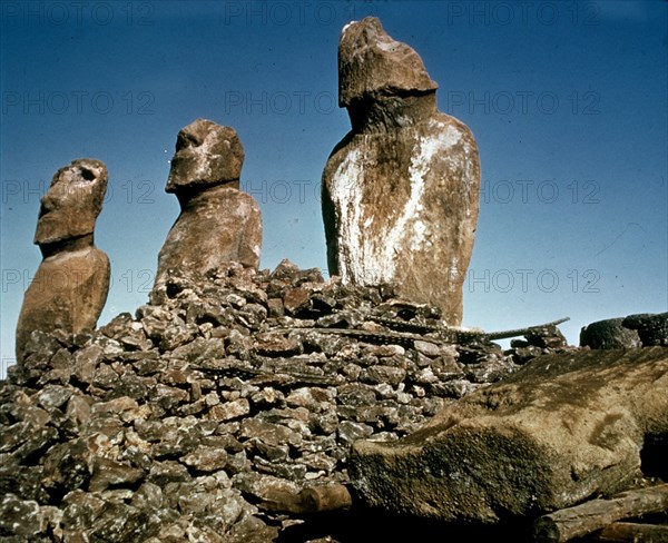 ESCULTURAS DE GIGANTES CONOCIDAS COMO MOAI
ISLA DE PASCUA, EXTERIOR
CHILE

This image is not