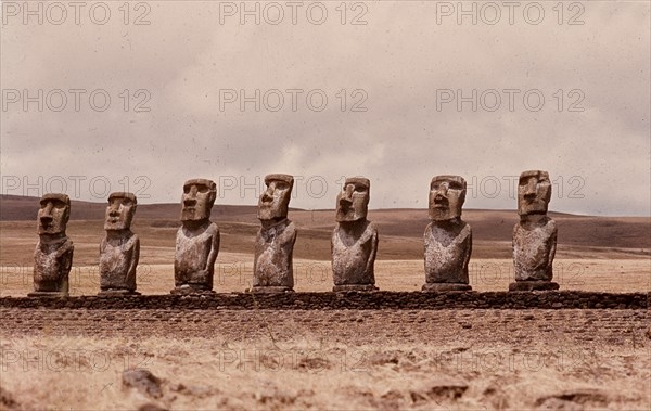 *COLOSOS EN FILA
ISLA DE PASCUA, EXTERIOR
CHILE

This image is not downloadable. Contact us for