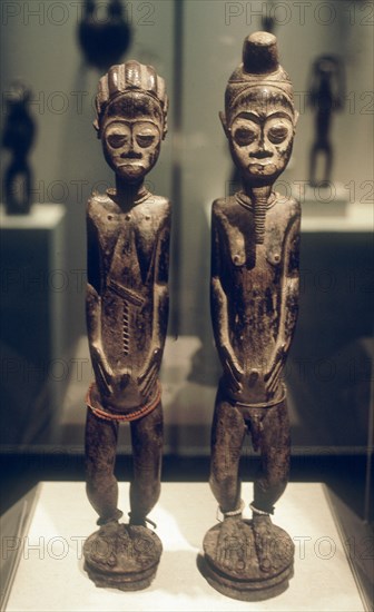 PAREJA DE ANTEPASADOS-COSTA DE MARFIL-TRIBU BAULE-MADERA-
NUEVA YORK, MUSEO