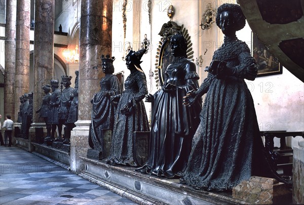 MONUMENTO FUNEBRE DE MAXIMILIANO I-S XVI-FIGURAS(HAY 40 EN TOTAL)
INNSBRUCK, HOKFKIRCHE IGLESIA
