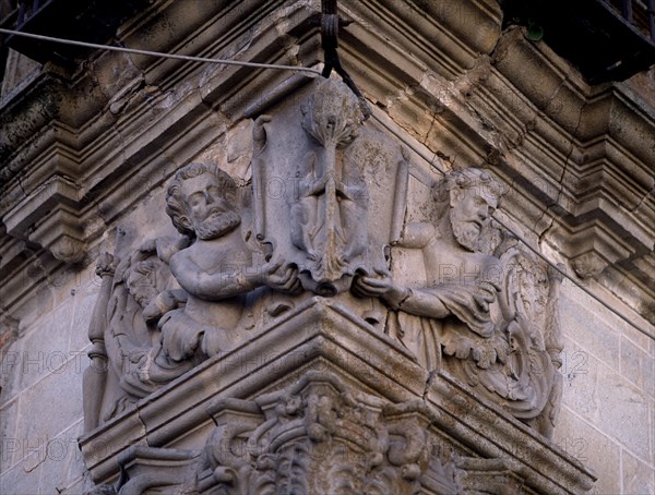 EXTERIOR-ESQUINA-TRITONES SUJETAN ESCUDO DE LOS PIZARRO
TRUJILLO, PALACIO DEL MARQUES DE