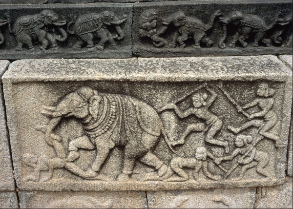 BAJORELIEVES DEL PALACIO-HOMBRES COMBATIENDO ELEFANTES-S XV
HAMPI(KARNA, PALACIO