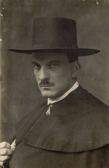 FOTOGRAFIA-JULIO ROMERO DE TORRES CON CAPA ESPAÑOLA Y SOMBRERO CORDOBES
CORDOBA, MUSEO BELLAS