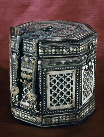 ARQUETA ARABE DE MARQUETERIA OCTOGONAL
MADRID, INSTITUTO VALENCIA DE DON JUAN
MADRID

This