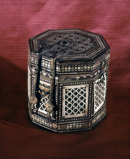 ARQUETA ARABE DE MARQUETERIA OCTOGONAL
MADRID, INSTITUTO VALENCIA DE DON JUAN
MADRID

This