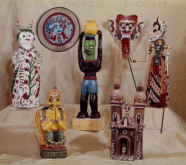 ARTE POPULAR DE LOS CINCO CONTINENTES
MADRID, COLECCION RAMIREZ DE LUCAS
MADRID