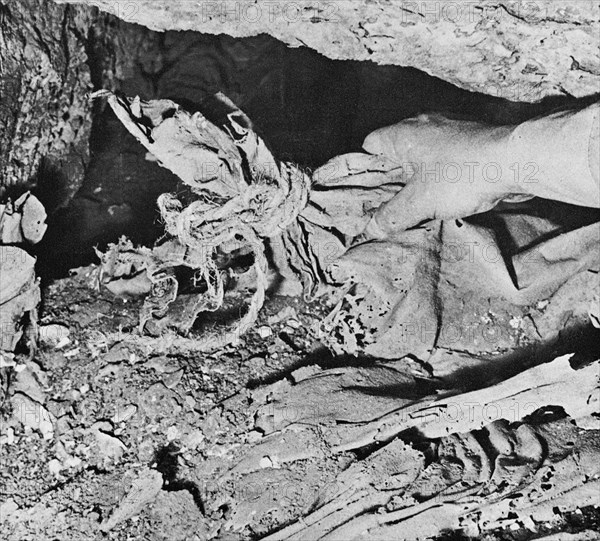 BOLSA ENCONTRADA EN EXCAVACIONES DE BAR KOKHBA

This image is not downloadable. Contact us for