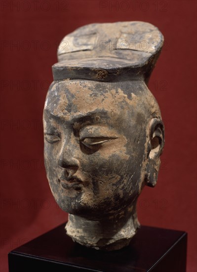 CABEZA DE HOMBRE(DINAST WEI220/267)-ALT 203-BARRO GRIS CON MANCHAS
ESTOCOLMO, MUSEO REAL ARTE