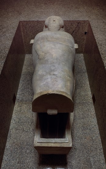 SARCOFAGO MASCULINO  EN ALABASTRO  ENCONTRADO EN 1887-HACIA 400 AC- S V A.C.
CADIZ, MUSEO