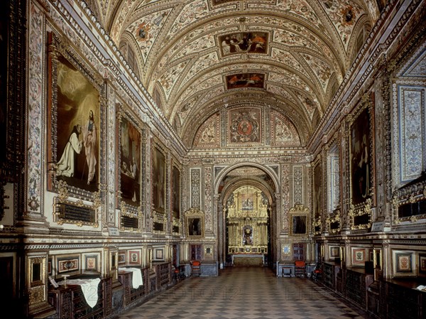 ALVAREZ VILLAR
SACRISTIA  VISTA GENERAL - BOVEDA DE CAÑON  CON ARCOS DE MEDIO PUNTO Y PINTURAS