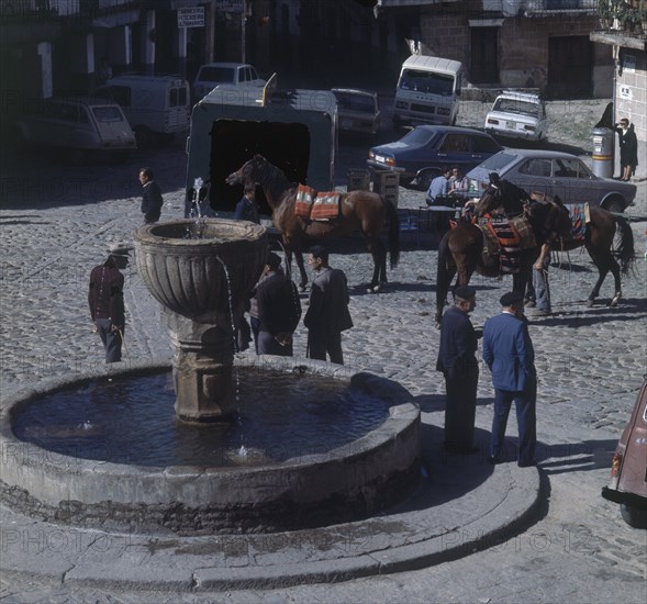 FUENTE EN LA PLAZA DEL PUEBLO
GUADALUPE, EXTERIOR
CACERES

This image is not downloadable.