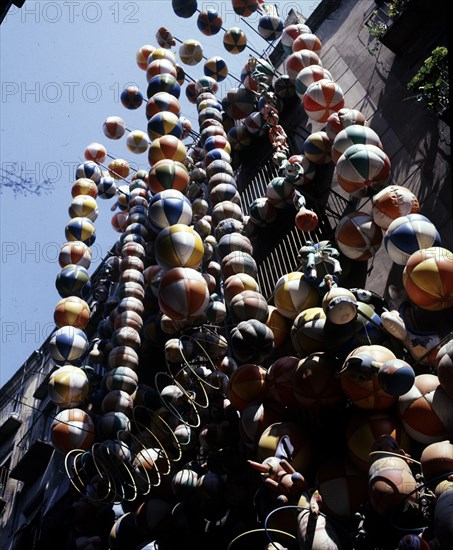 GLOBOS DE COLORES DELANTE DE UNA FACHADA
LERIDA, EXTERIOR
LERIDA

This image is not