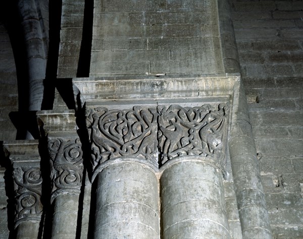 NAVE LATERAL-CAPITELES FIGURADOS-S XIII-REPRESENTAN ESCENAS DEL BESTIARIO Y MOTIVOS