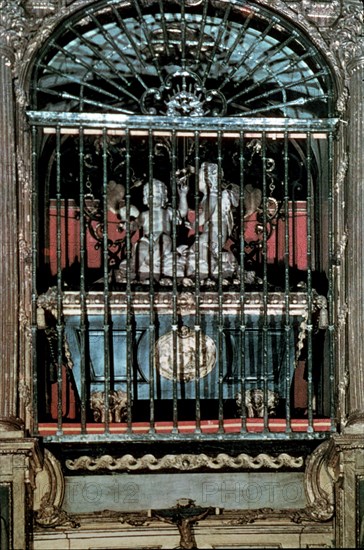 SEPULCRO DE SANTA TERESA EN UNA DE LAS CAPILLAS DEL CONVENTO CARMELITA FUNDADO EN 1571
ALBA